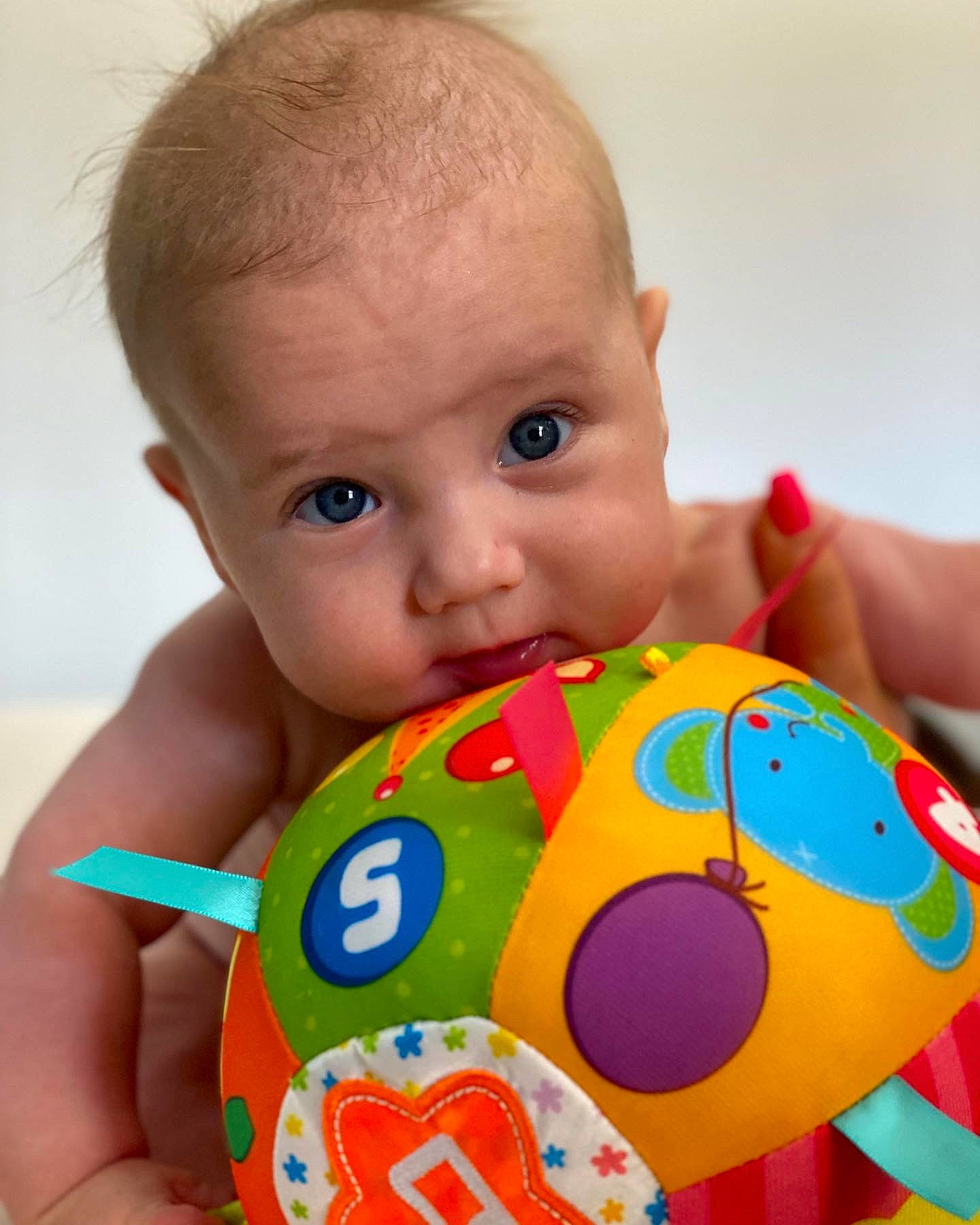 Sandro participe au concours pour gagner de l'argent avec cette photo : baby, baby_playing_with_toys, baby_products, baby_toddler_clothing, cheek, chest, child, close_up, finger, fun, happy, mouth, neck, nose, organ, pattern, person, play, skin, toddler