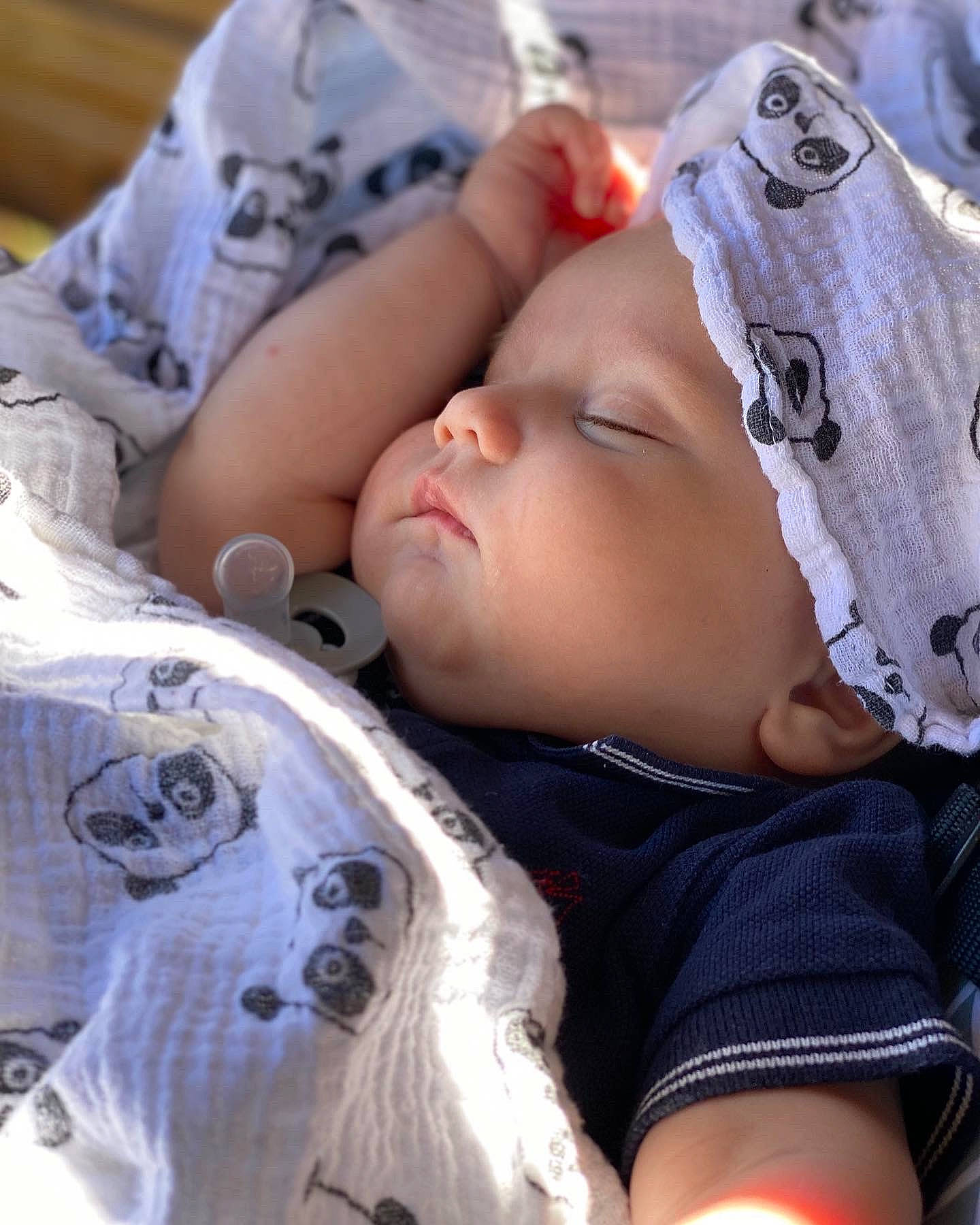 Sandro a rejoint le concours — aidez-le/la à gagner de superbes lots ! baby, baby_products, baby_sleeping, baby_toddler_clothing, bedding, bedtime, cheek, child, comfort, cool, eyelash, headwear, linens, mouth, nap, pattern, person, sleep, sleeve, textile