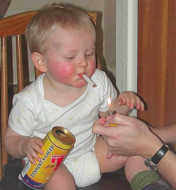 Bernard participe au concours pour gagner de l'argent avec cette photo : aluminum_can, baby, baby_toddler_clothing, beverage_can, cheek, child, drink, drinking, drinkware, finger, food_craving, hand, iris, nail, nose, person, product, tin, tin_can, toddler