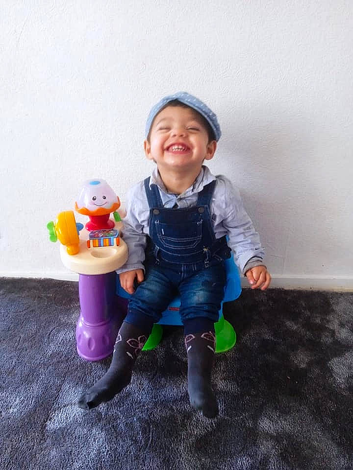 Ines participe au concours pour gagner de l'argent avec cette photo : baby, baby_toddler_clothing, baby_toys, child, doll, facial_expression, fun, gesture, happy, human_body, joy, magenta, person, play, purple, recreation, sitting, sleeve, smile, stuffed_toy