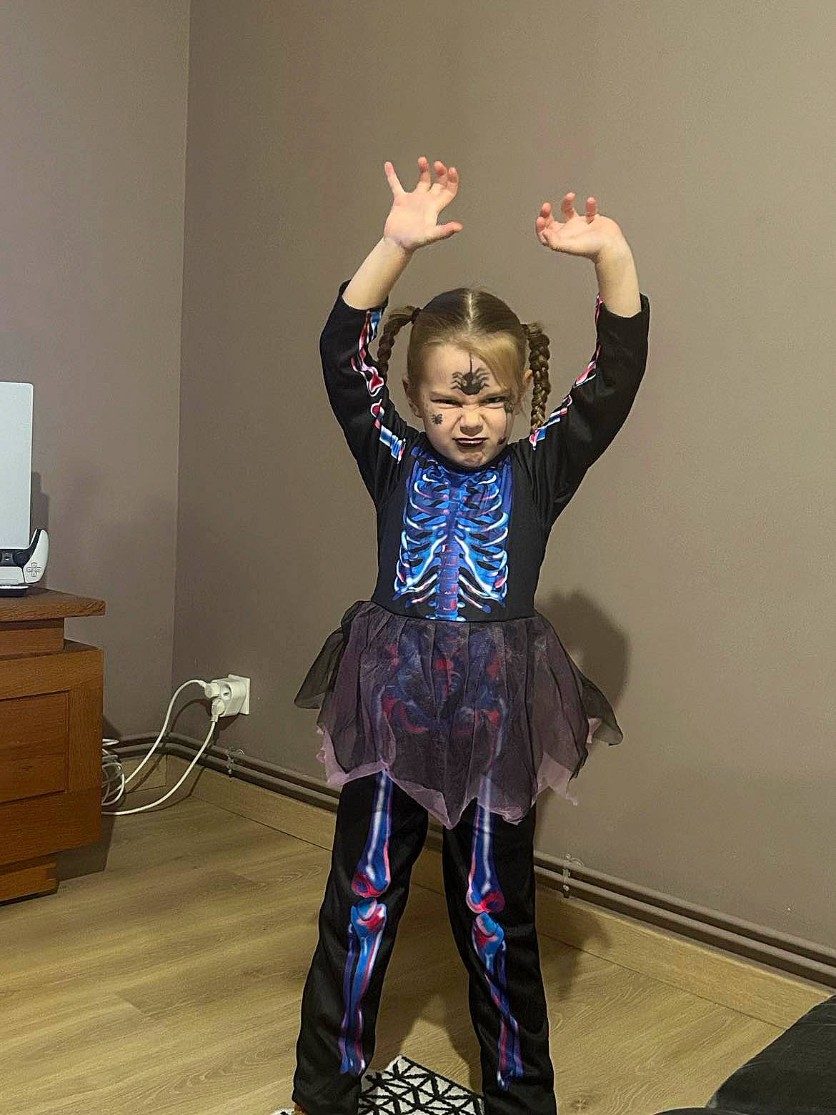 Lyana a rejoint le concours — aidez-le/la à gagner de superbes lots ! anger, balance, cabinetry, chest_of_drawers, drawer, dresser, event, flooring, fun, gesture, happy, hardwood, human_leg, leg, performing_arts, person, purple, sleeve, smile, television