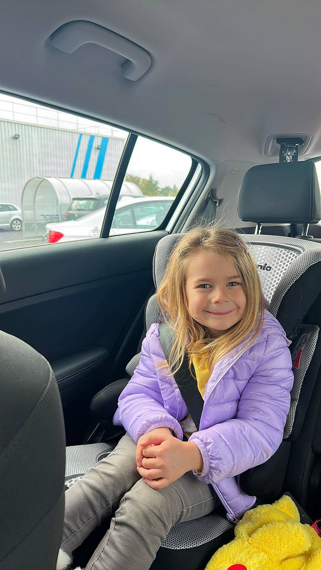 Lyana a rejoint le concours — aidez-le/la à gagner de superbes lots ! auto_part, automotive_design, automotive_exterior, car, car_seat, car_seat_cover, comfort, family_car, head_restraint, joy, luxury_vehicle, motor_vehicle, passenger, person, personal_luxury_car, smile, steering_part, steering_wheel, toddler, vehicle