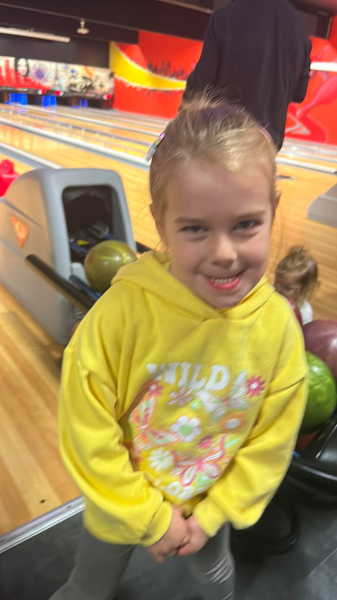 Lyana a rejoint le concours — aidez-le/la à gagner de superbes lots ! chair, child, event, flooring, fun, happy, joy, kindergarten, leisure, motor_vehicle, people, person, play, recreation, room, sitting, skin, smile, snapshot, standing