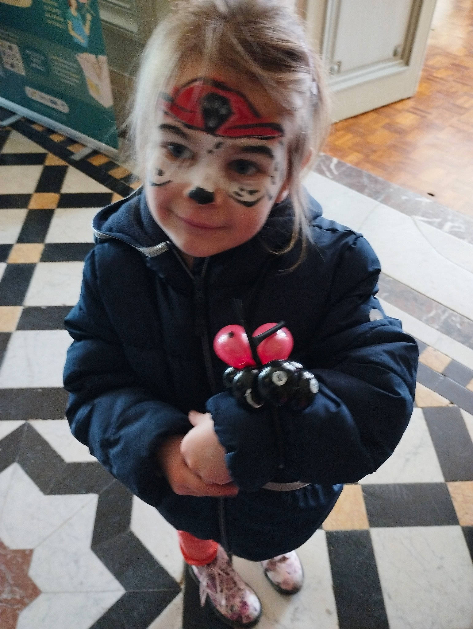 Lyana participe au concours pour gagner de l'argent avec cette photo : arm, carmine, child, costume, eyewear, flooring, fun, fur, glass, glove, hair, hand, person, personal_protective_equipment, plant, sitting, street, sunglasses, toddler, toy