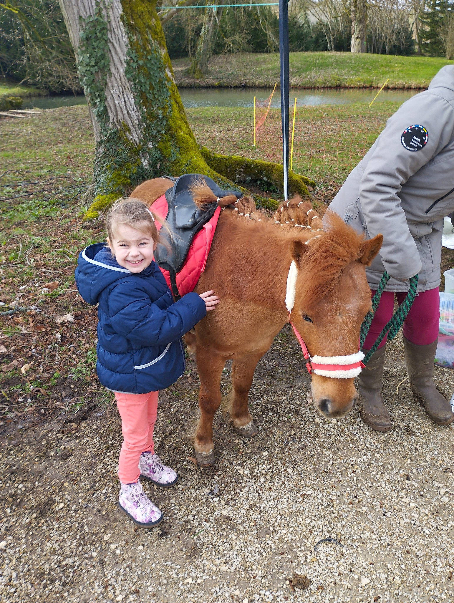 Lyana participe au concours pour gagner de l'argent avec cette photo : bit, boot, bridle, event, grass, horse, horse_supplies, horse_tack, jacket, joy, livestock, mane, pack_animal, person, plant, recreation, rein, smile, snout, toddler