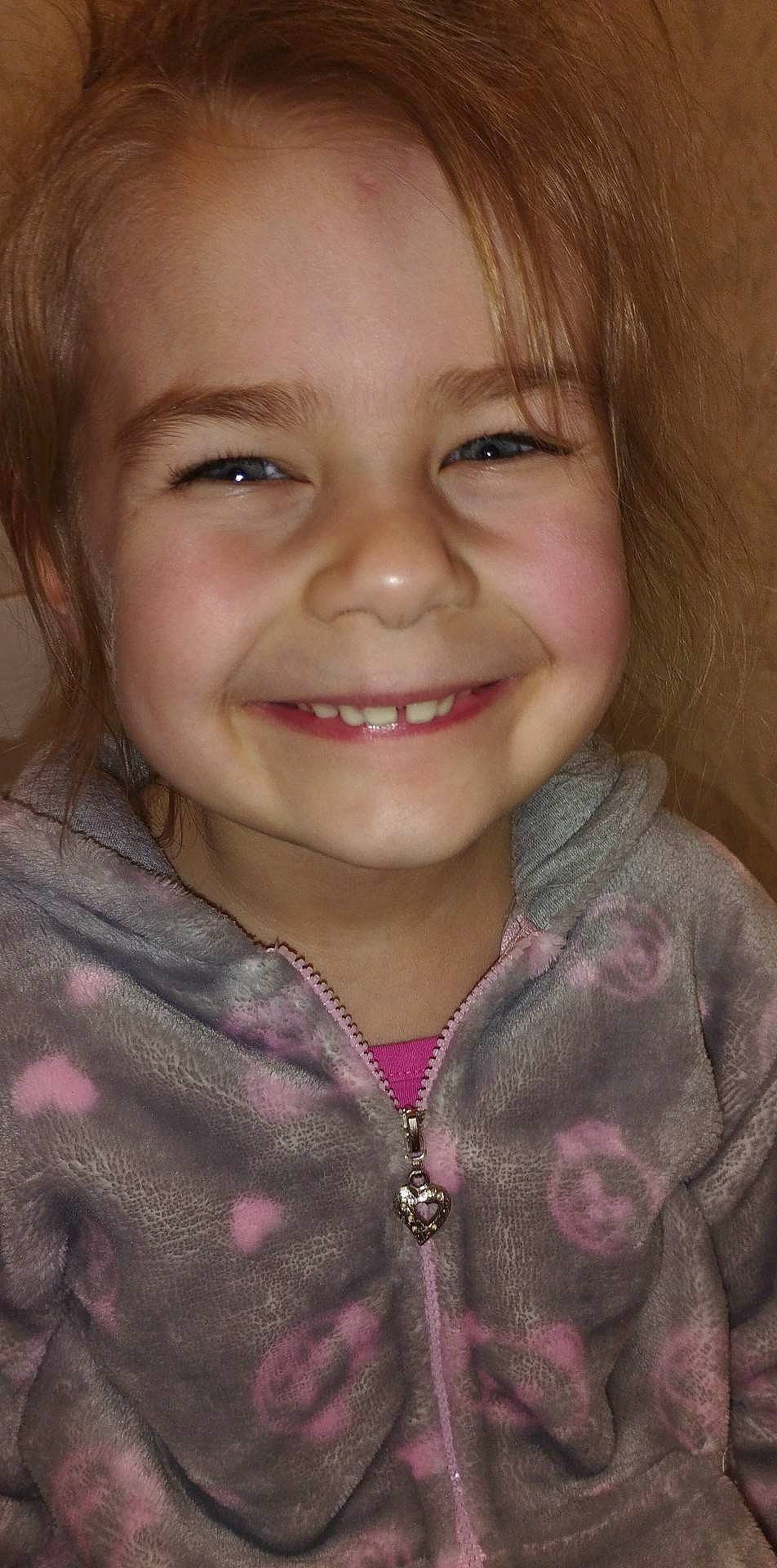 Lyana participe au concours pour gagner de l'argent avec cette photo : brown_hair, cheek, child, chin, eyelash, fun, happy, iris, jaw, joy, laugh, lip, mouth, nose, organ, person, pink, skin, sleeve, smile