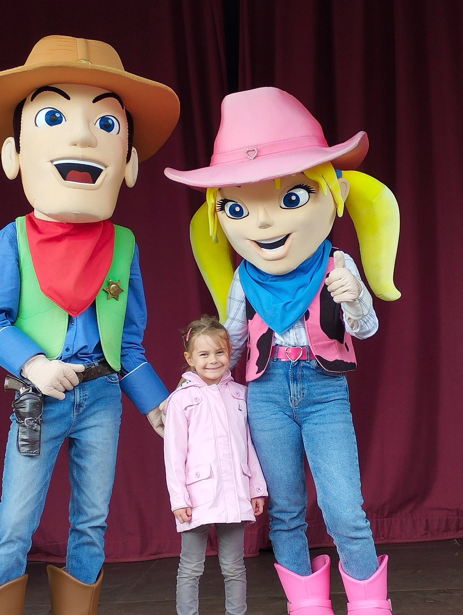 Lyana participe au concours pour gagner de l'argent avec cette photo : cool, costume_hat, cowboy_hat, entertainment, event, facial_expression, fun, gesture, happy, hat, headgear, interaction, joy, magenta, performing_arts, person, pink, purple, sleeve, smile