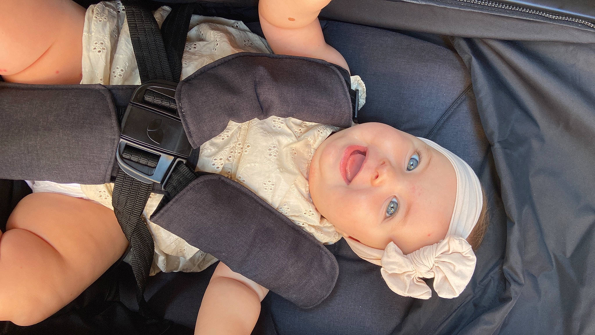 Lyna participe au concours pour gagner de l'argent avec cette photo : auto_part, baby, baby_products, baby_toddler_clothing, car_seat, car_seat_cover, cheek, child, comfort, head_restraint, headwear, human_leg, joy, motor_vehicle, nail, person, seat_belt, smile, steering_wheel, thigh