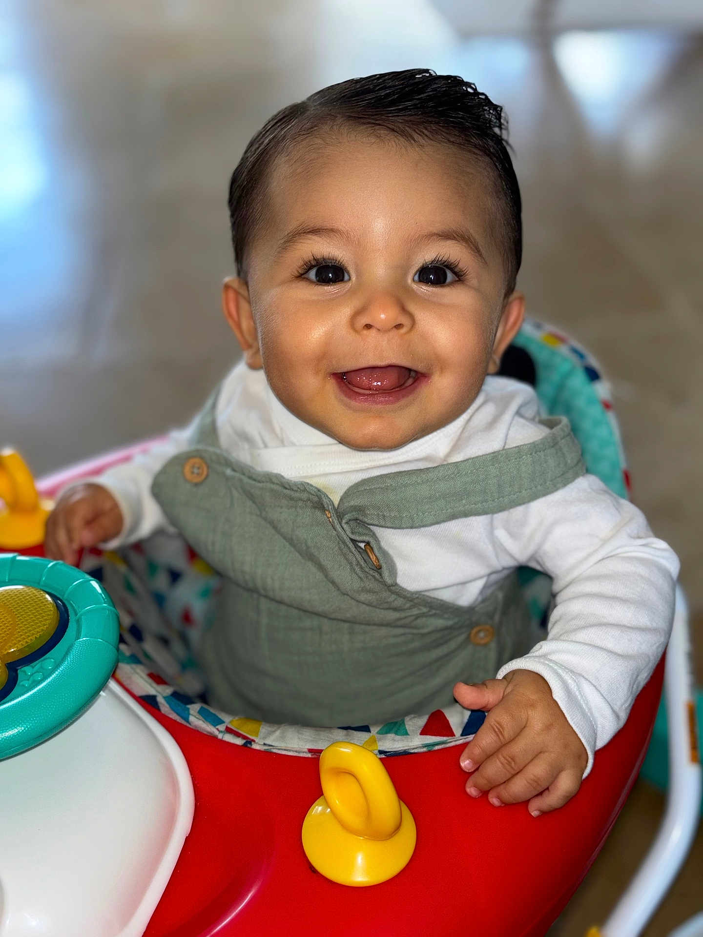 Giovanni participe au concours pour gagner de l'argent avec cette photo : baby, child, smiling, happy, indoor, walker, toy, colorful, face, cute, clothing, infant, hands, eyes, portrait, playtime, young, sitting, joyful, closeup