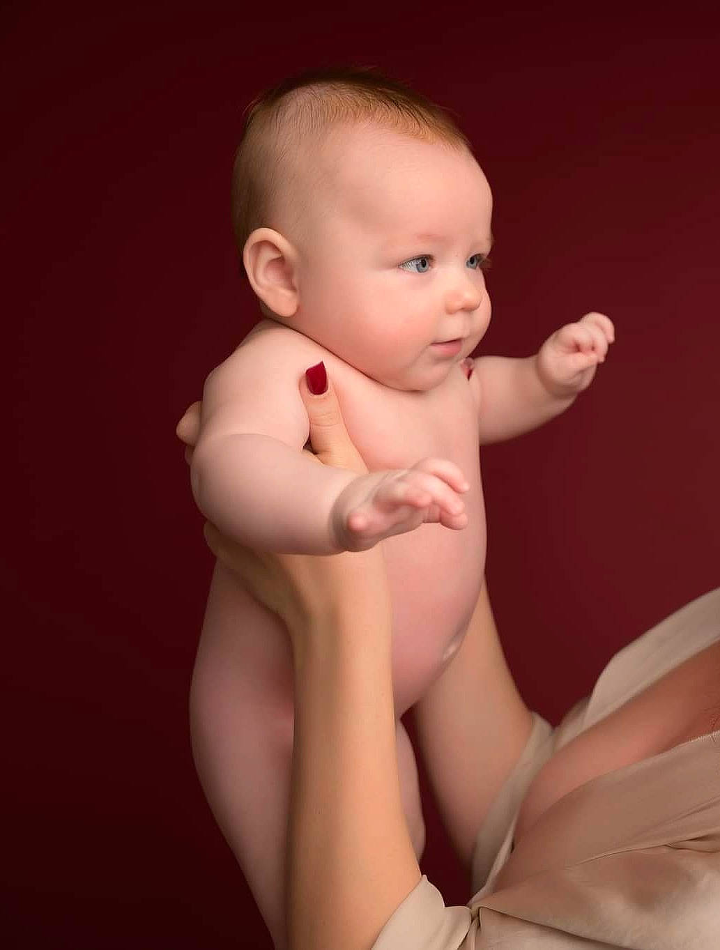 William participe au concours pour gagner de l'argent avec cette photo : arm, cheek, comfort, elbow, finger, gesture, hand, human_body, joint, knee, leg, lip, neck, nose, person, shoulder, skin, stomach, thigh, thumb