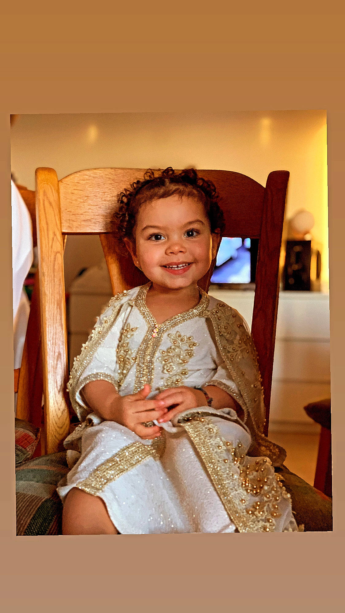 Feryël a rejoint le concours — aidez-le/la à gagner de superbes lots ! beauty, chair, child, dress, event, eye, fashion_accessory, fashion_design, flash_photography, formal_wear, happy, joy, makeover, pattern, peach, person, picture_frame, room, sitting, smile