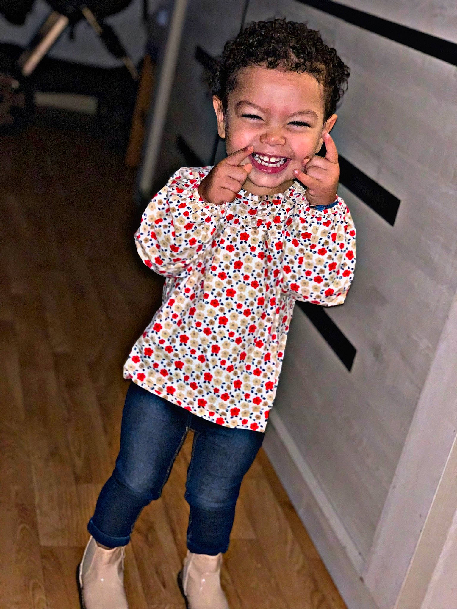 Feryël a rejoint le concours — aidez-le/la à gagner de superbes lots ! eyewear, fashion_design, flash_photography, flooring, fun, happy, human_leg, joint, knee, neck, pattern, person, plaid, shoulder, sleeve, smile, sportswear, t_shirt, thigh, toddler