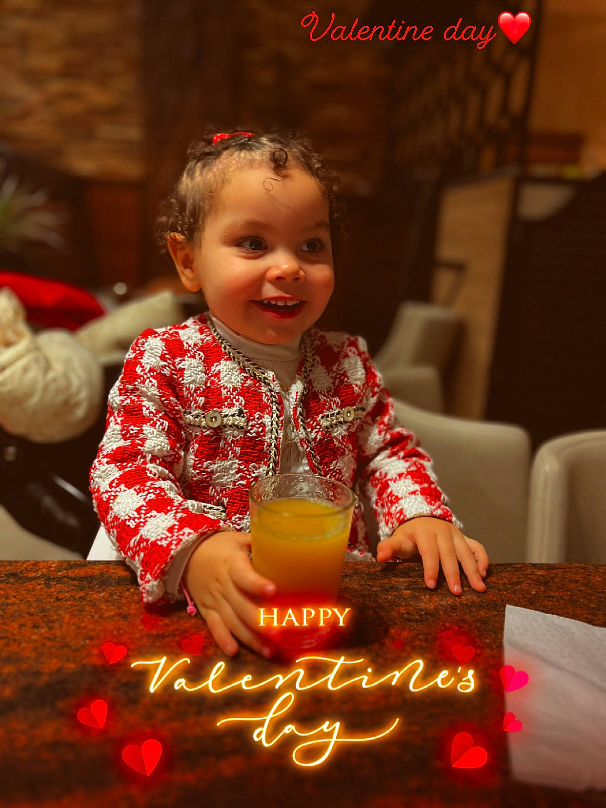 Feryël participe au concours pour gagner de l'argent avec cette photo : baby, candle, child, christmas, drink, event, facial_expression, fun, happy, holiday, joy, lighting, person, recreation, sitting, smile, sweetness, table, toddler, tradition