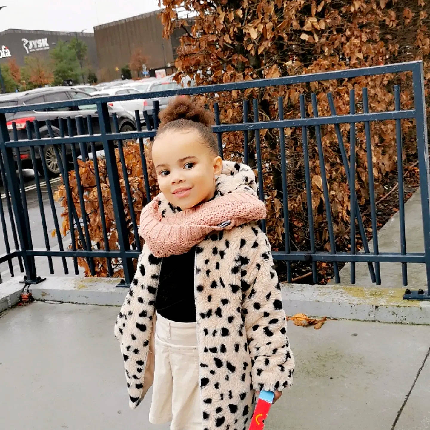 Kimiya a rejoint le concours — aidez-le/la à gagner de superbes lots ! baby, baby_toddler_clothing, eye, fence, freezing, fun, happy, joy, leisure, mammal, metal, pattern, person, plant, sitting, sleeve, smile, standing, street_fashion, toddler