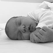 Julia participe au concours pour gagner de l'argent avec cette photo : baby, newborn, sleeping, black_and_white, infant, close_up, peaceful, soft, fabric, bed, hand, face, portrait, cute, cozy, child, resting, skin, tiny, quiet