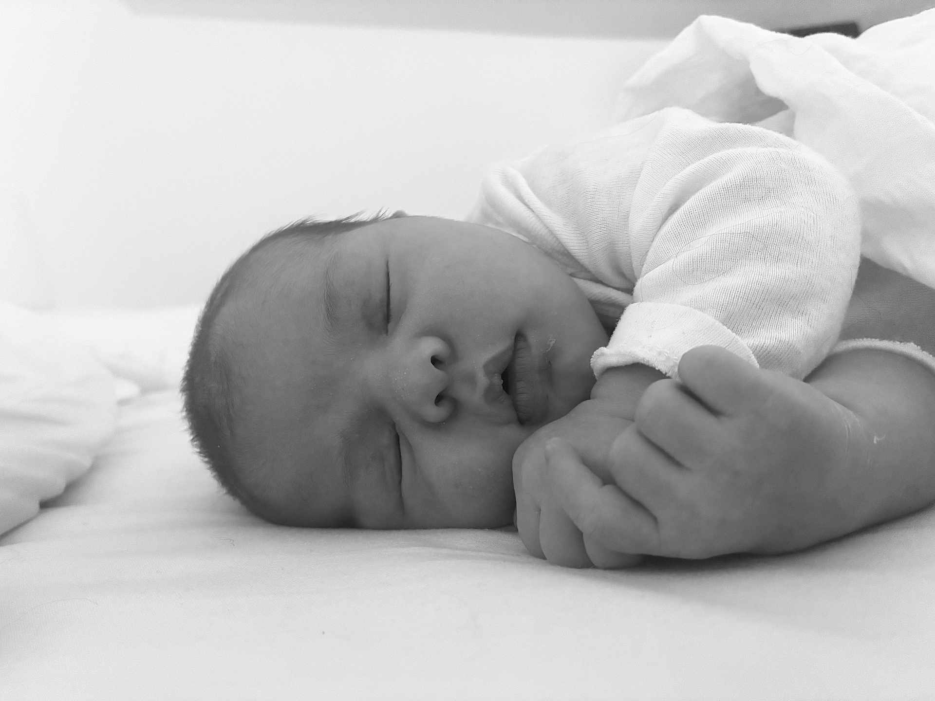 Julia participe au concours pour gagner de l'argent avec cette photo : baby, newborn, sleeping, black_and_white, infant, close_up, peaceful, soft, fabric, bed, hand, face, portrait, cute, cozy, child, resting, skin, tiny, quiet