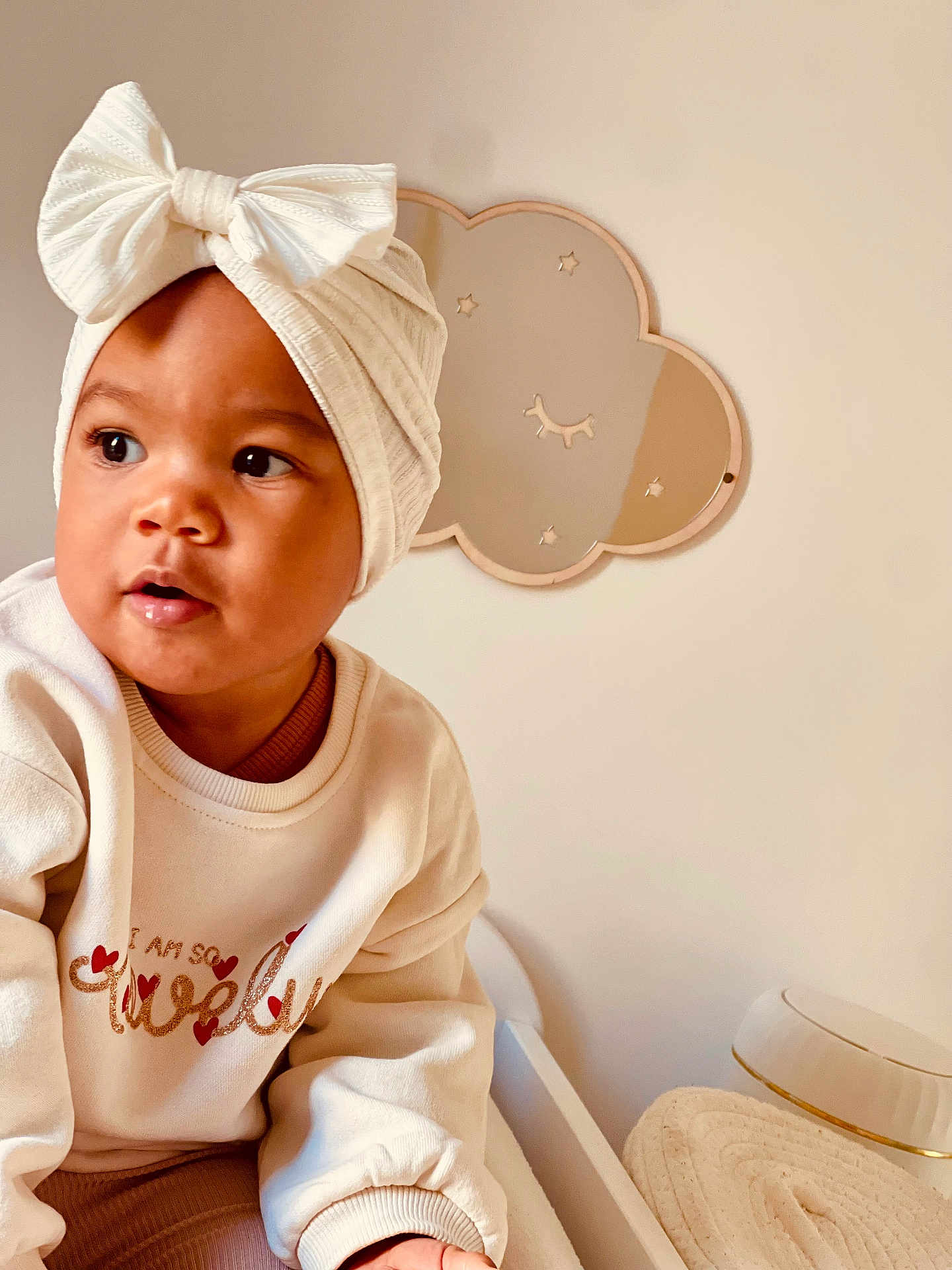 Jaliyah participe au concours pour gagner de l'argent avec cette photo : toddler, child, headband, bow, sweatshirt, glitter_text, mirror, cloud_shape, star, eyelashes, face, indoor, cozy, minimalist, furniture, curious, soft_lighting, skin, cute, portrait