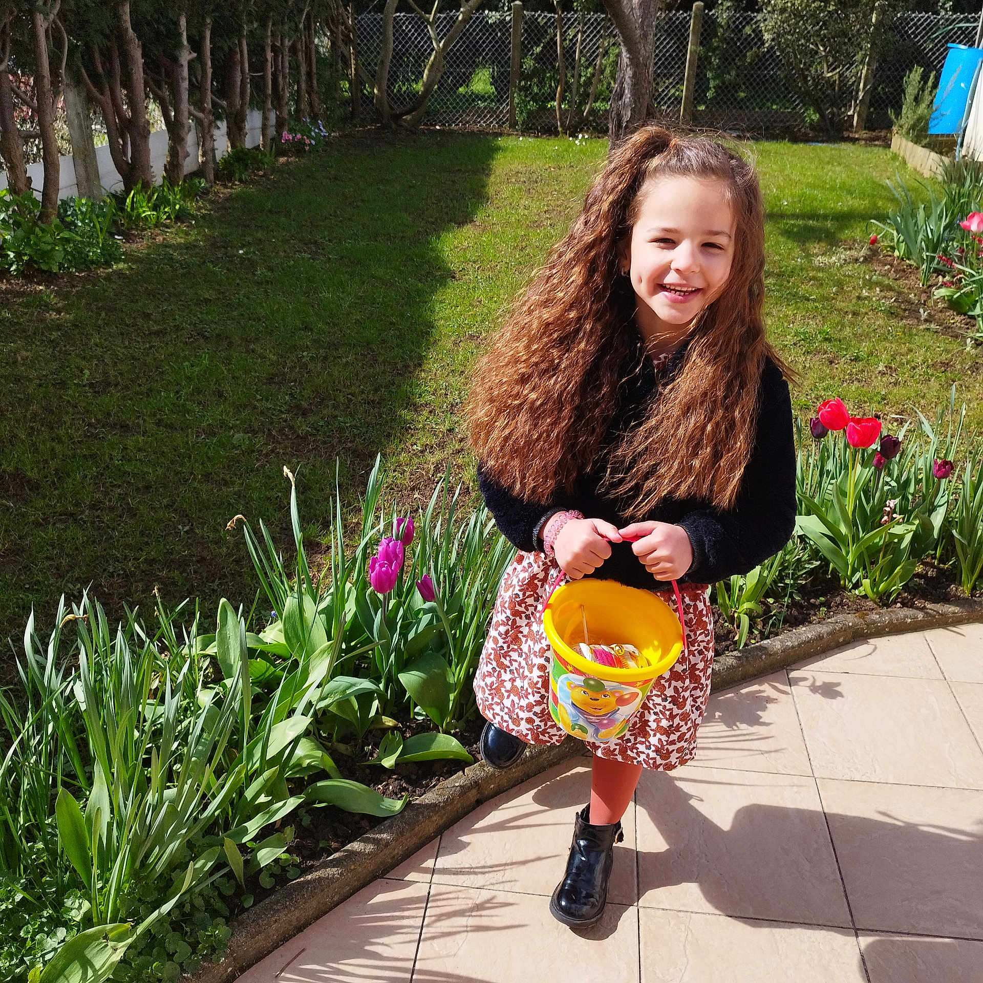 Neïla a rejoint le concours — aidez-le/la à gagner de superbes lots ! child, face, female, garden, girl, grass, head, jar, nature, outdoors, park, path, person, photography, plant, planter, portrait, pottedplant, pottery, walkway