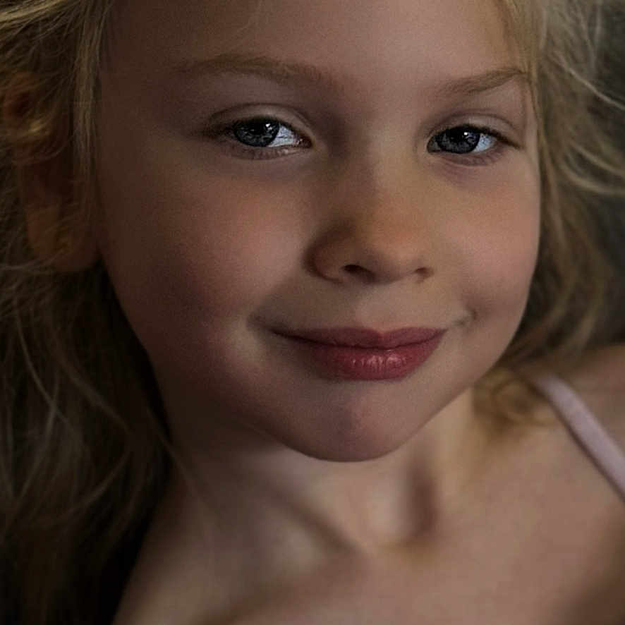 Ayannah a rejoint le concours — aidez-le/la à gagner de superbes lots ! blonde, bodypart, child, clothing, cosmetics, dress, face, female, finger, girl, hair, hand, happy, head, lipstick, mouth, person, photography, portrait, smile