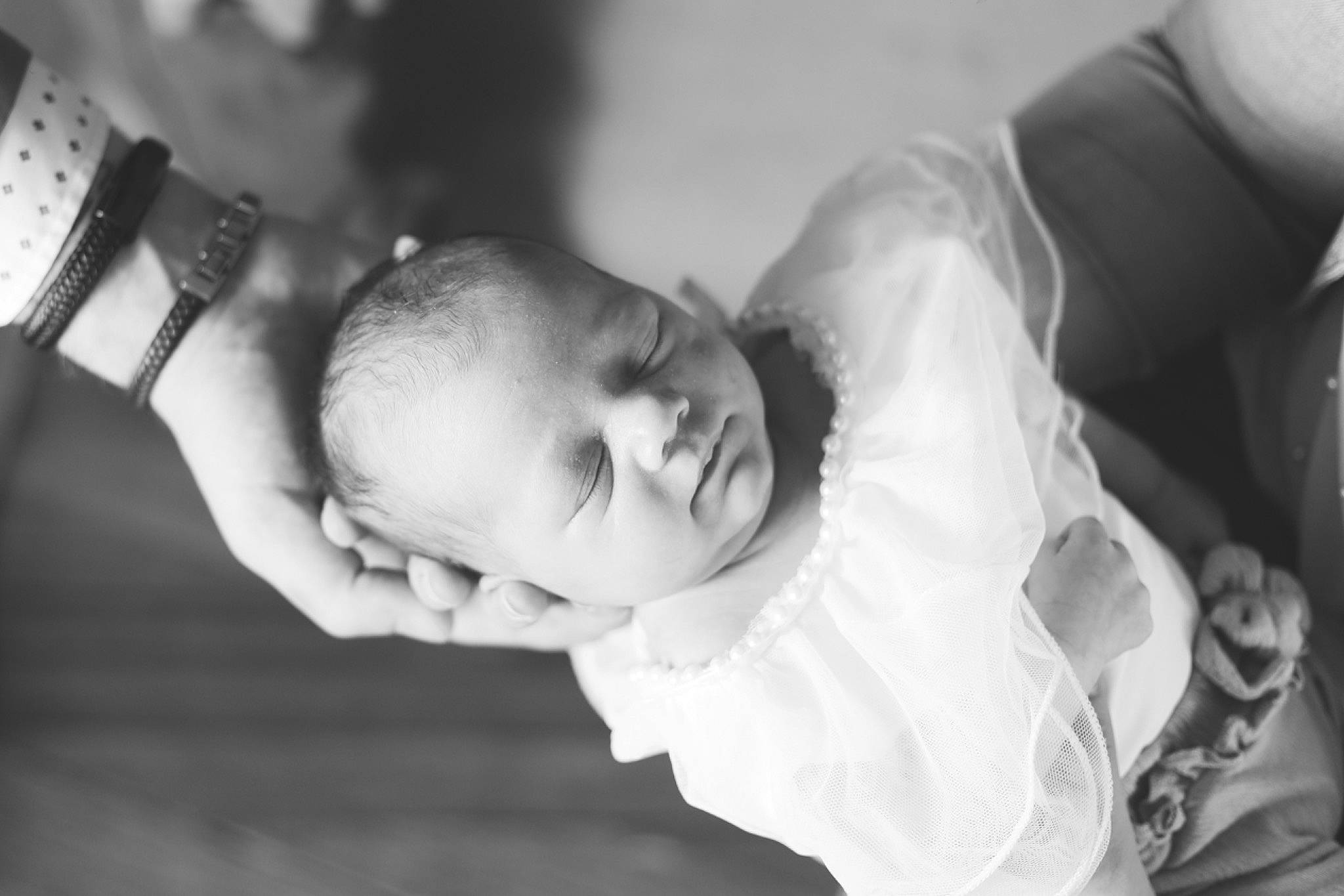 Maxine participe au concours pour gagner de l'argent avec cette photo : baby, beauty, black_and_white, cheek, child, cloud, flash_photography, gesture, grass, happy, monochrome, monochrome_photography, person, portrait_photography, sitting, sky, smile, stock_photography, style, toddler
