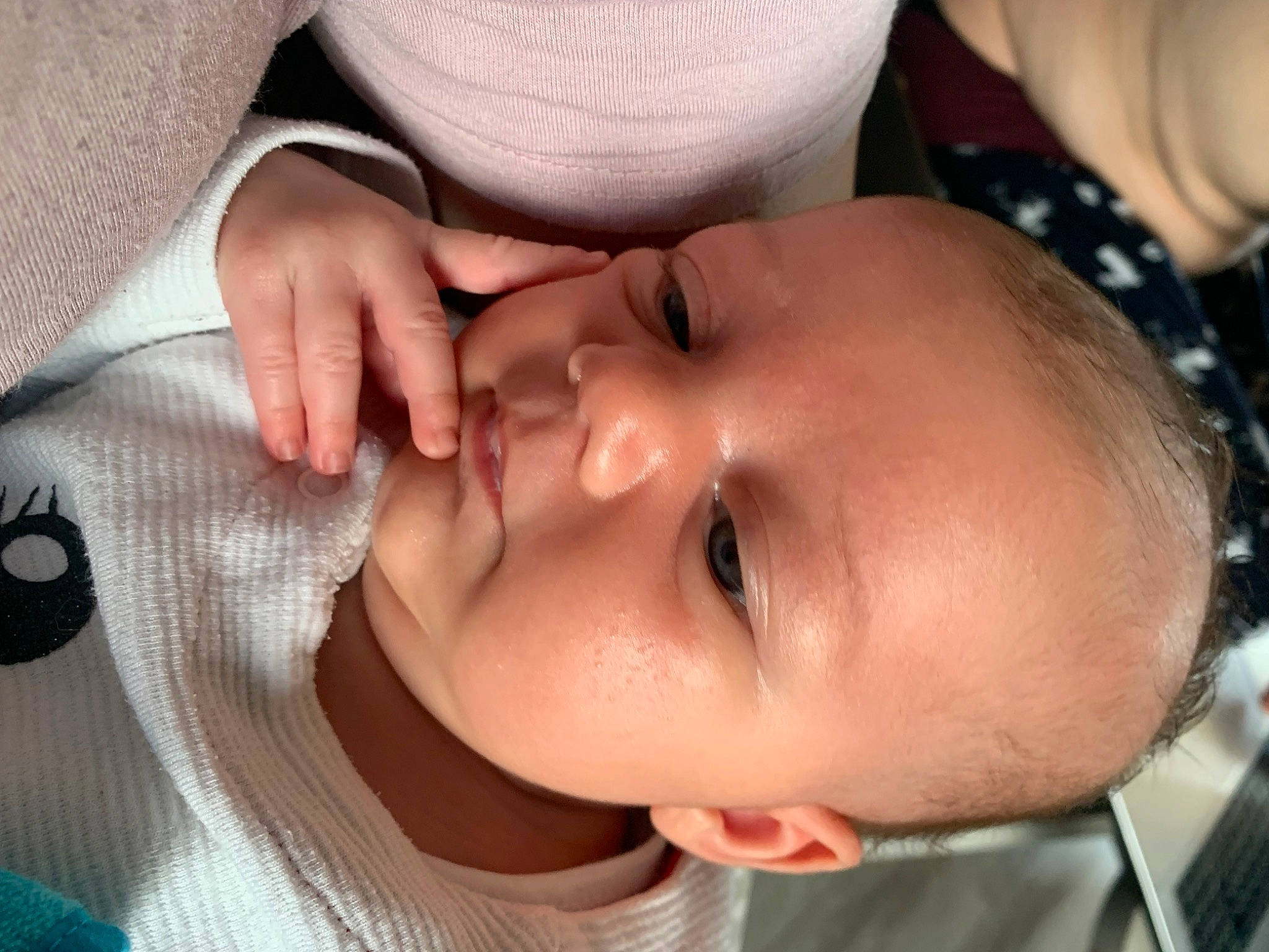 Maxine a rejoint le concours — aidez-le/la à gagner de superbes lots ! baby, baby_toddler_clothing, cheek, child, ear, eye, eyebrow, eyelash, finger, gesture, happy, iris, lip, mouth, muscle, nail, neck, nose, person, skin