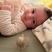 Alban participe au concours pour gagner de l'argent avec cette photo : baby, infant, lying_down, blanket, pacifier, bed, soft_lighting, indoor, portrait, face, cute, child, clothing, comfort, resting, closeup, expression, warm, peaceful, young