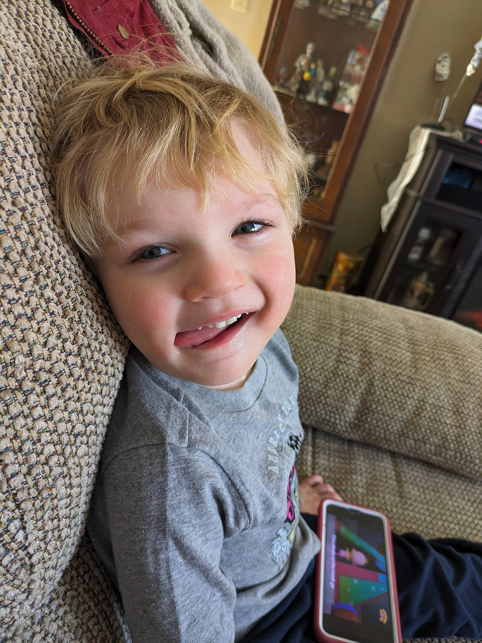 Ragnar is registered to the contest to win money with this photo: cheek, chin, communication_device, cool, couch, eye, eyebrow, face, gadget, happy, head, iris, joy, lip, mobile_phone, nose, person, picture_frame, skin, smile