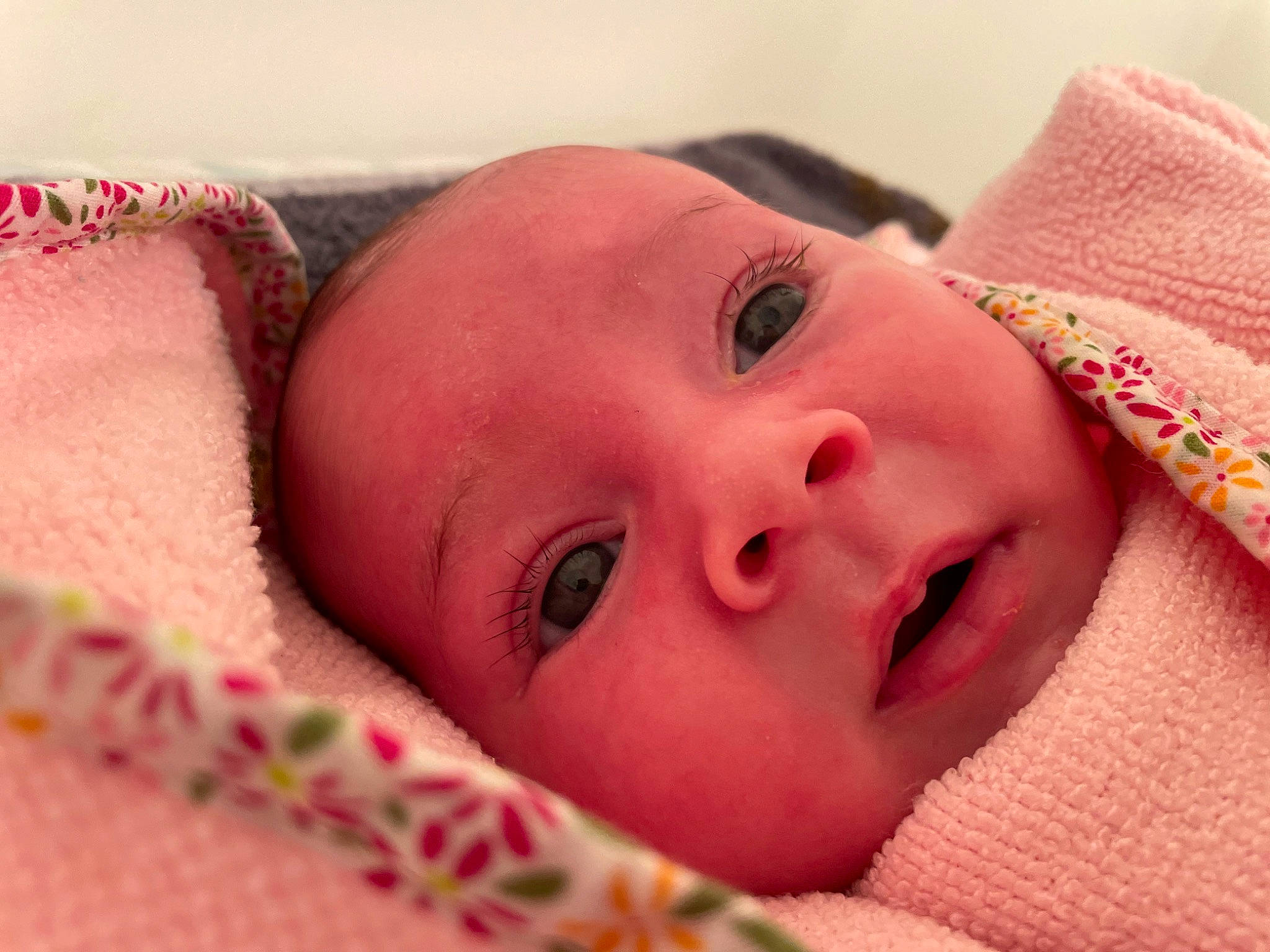 Emmy participe au concours pour gagner de l'argent avec cette photo : baby, baby_toddler_clothing, cheek, comfort, ear, eye, eyebrow, eyelash, finger, happy, head, human_body, iris, linens, lip, mouth, nose, person, pink, skin