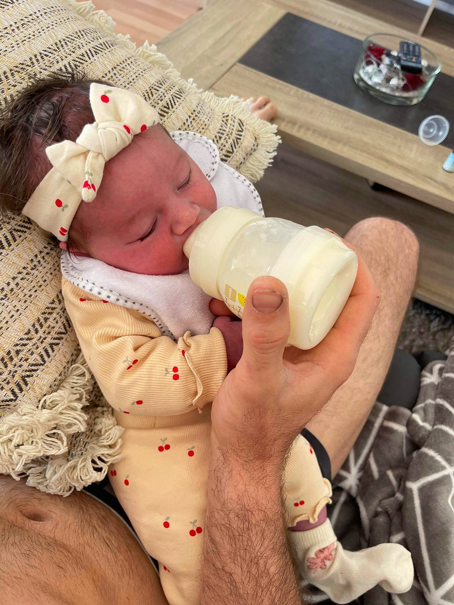 Emmy a rejoint le concours — aidez-le/la à gagner de superbes lots ! abdomen, baby, baby_bottle, baby_products, baby_sleeping, baby_toddler_clothing, cheek, child, comfort, drinkware, finger, gesture, hand, leg, milk, nail, person, skin, textile, thumb