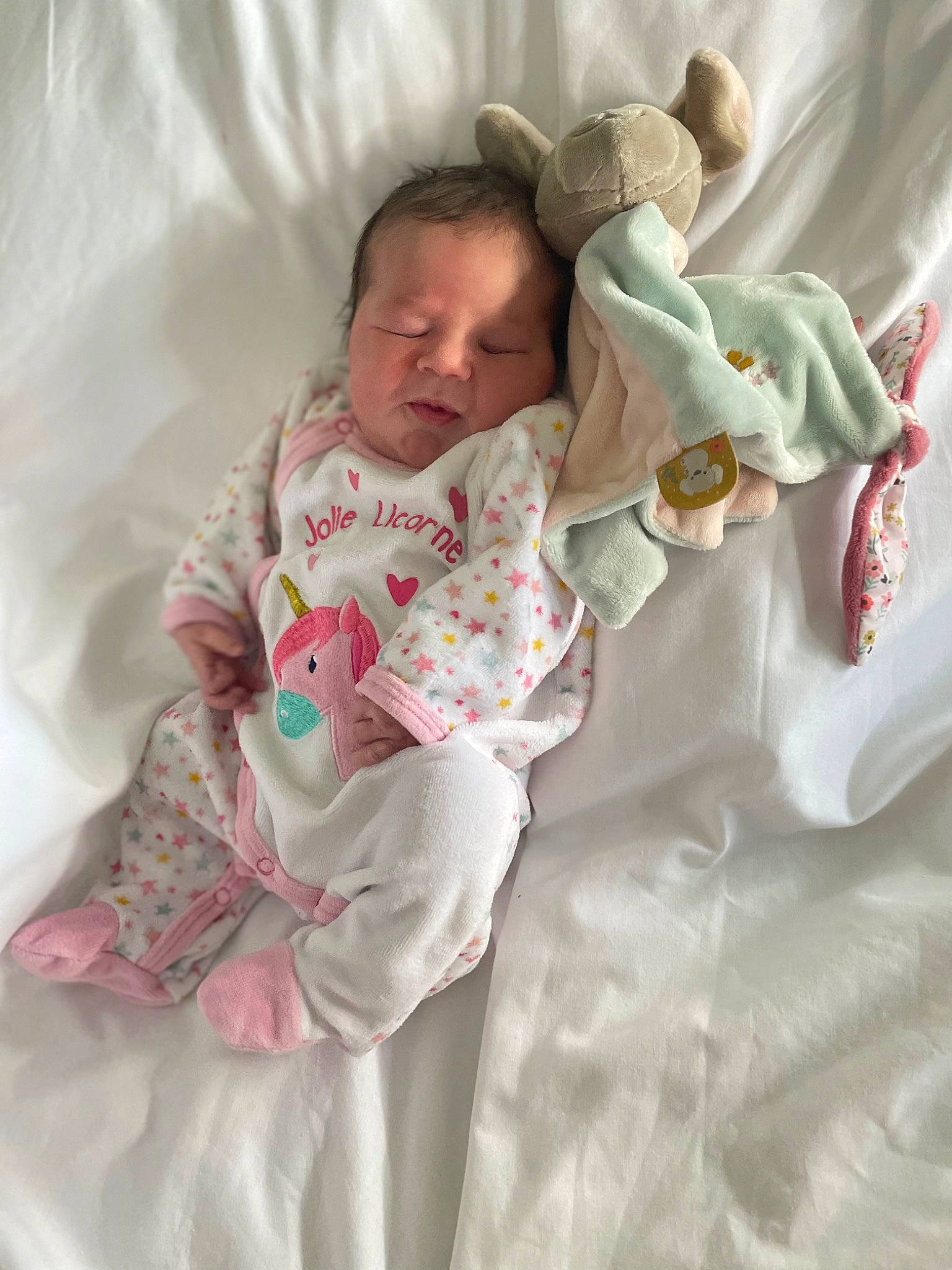 Emmy participe au concours pour gagner de l'argent avec cette photo : arm, baby, baby_products, baby_sleeping, baby_toddler_clothing, bed, bed_sheet, bedding, child, comfort, eye, human_body, linens, magenta, pattern, person, pink, room, sleeve, textile