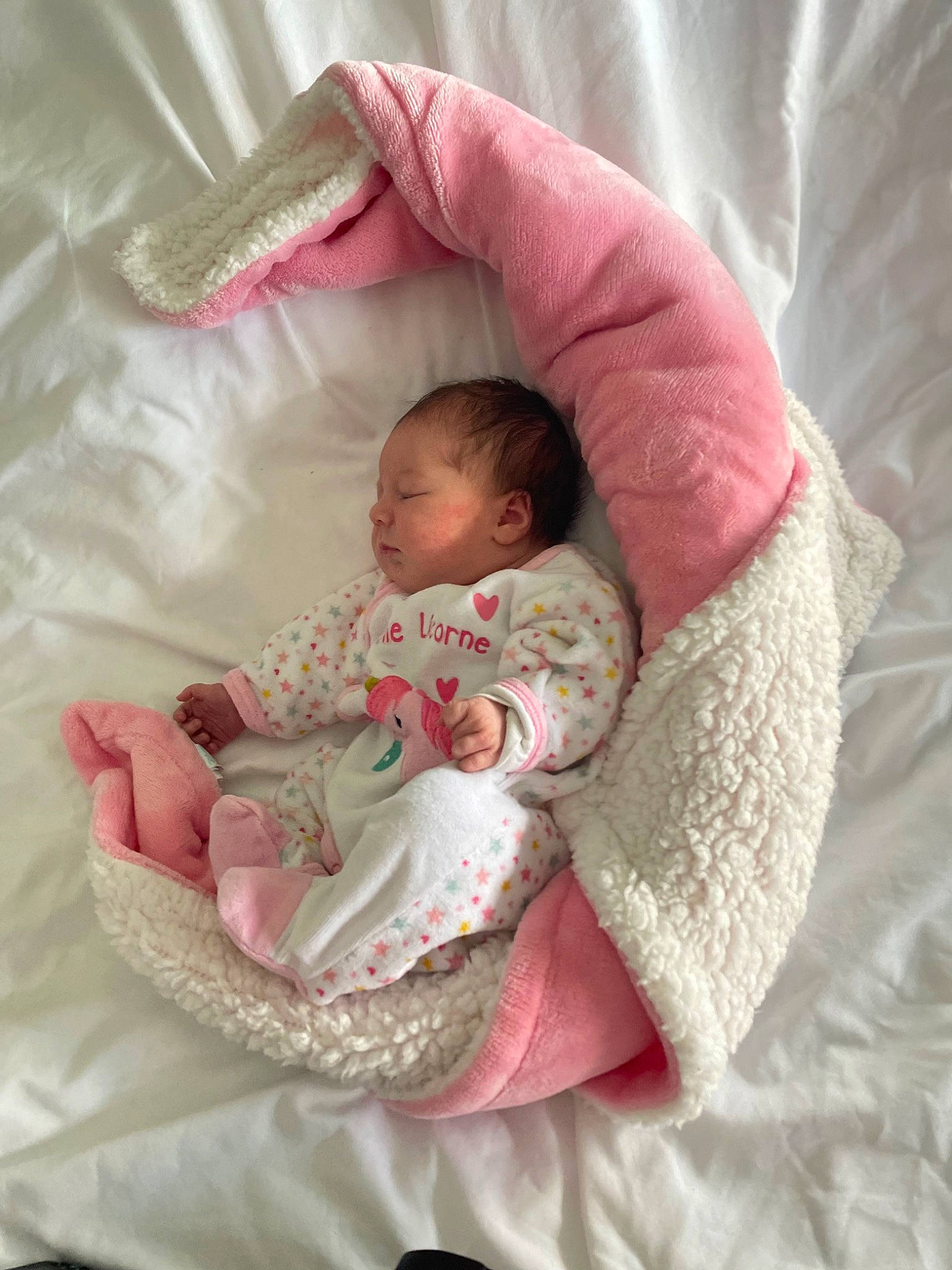 Emmy participe au concours pour gagner de l'argent avec cette photo : abdomen, baby, baby_products, baby_sleeping, baby_toddler_clothing, bedding, bedtime, cheek, child, comfort, event, flesh, infant_bed, linens, nap, person, room, skin, textile, thumb