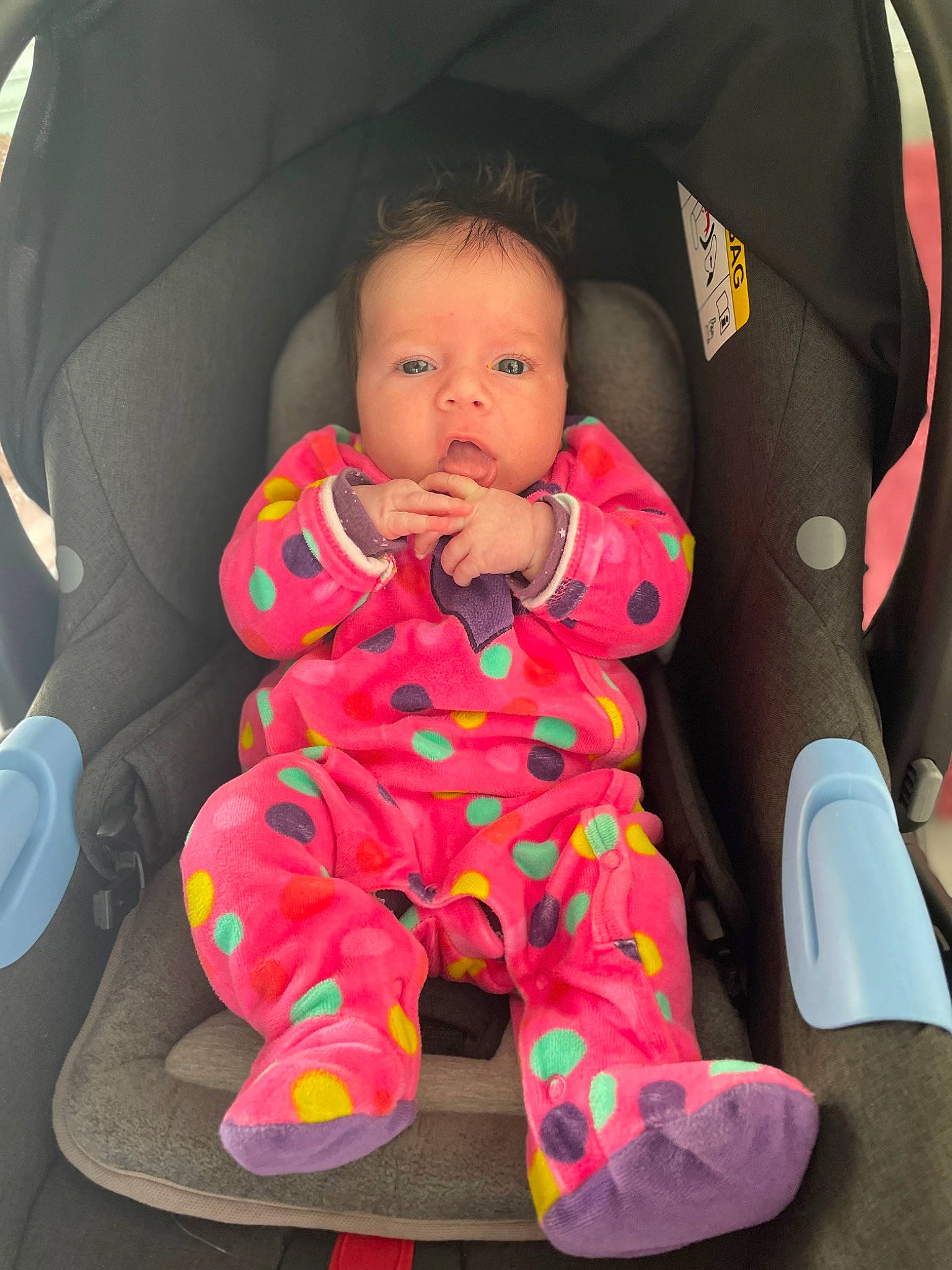 Emmy a rejoint le concours — aidez-le/la à gagner de superbes lots ! arm, baby, baby_carriage, baby_in_car_seat, baby_toddler_clothing, cheek, comfort, facial_expression, finger, hairstyle, human_body, lap, mammal, mouth, outerwear, person, product, skin, sleeve, textile