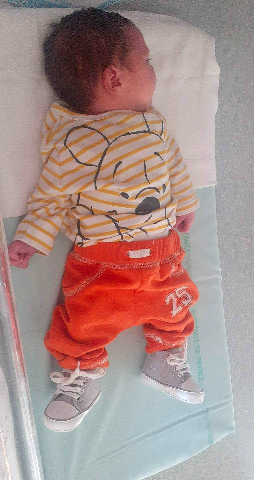 Mickael a rejoint le concours — aidez-le/la à gagner de superbes lots ! baby, baby_toddler_clothing, carmine, child, clothing, comfort, face, floor, flooring, human_body, human_leg, orange, pattern, person, personal_protective_equipment, product, skin, sleeve, standing, t_shirt