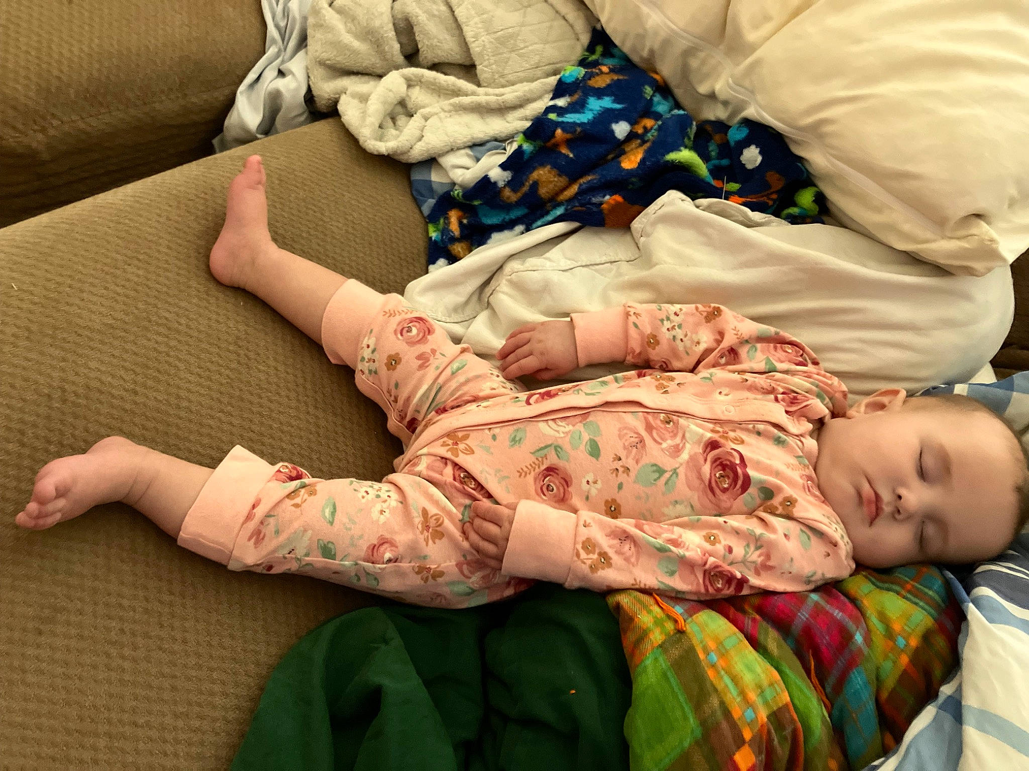 Alesana is registered to the contest to win money with this photo: baby, baby_toddler_clothing, child, comfort, couch, fashion, finger, hand, human_body, human_leg, joint, knee, leg, linens, pattern, person, room, skin, sleeve, thigh