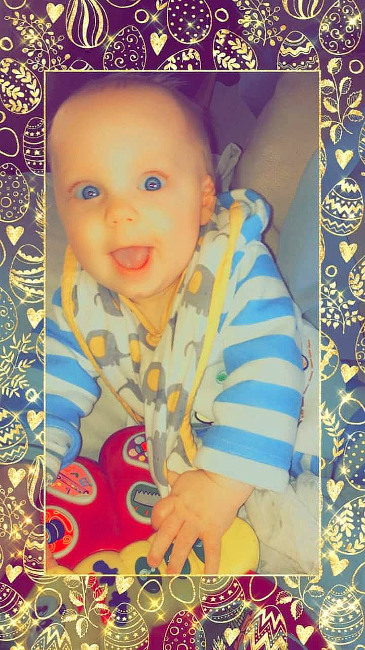 Logan a rejoint le concours — aidez-le/la à gagner de superbes lots ! baby, baby_products, baby_safety, baby_toddler_clothing, cheek, child, electric_blue, fun, happy, iris, linens, pattern, person, photo_caption, room, sitting, sleeve, smile, t_shirt, toddler