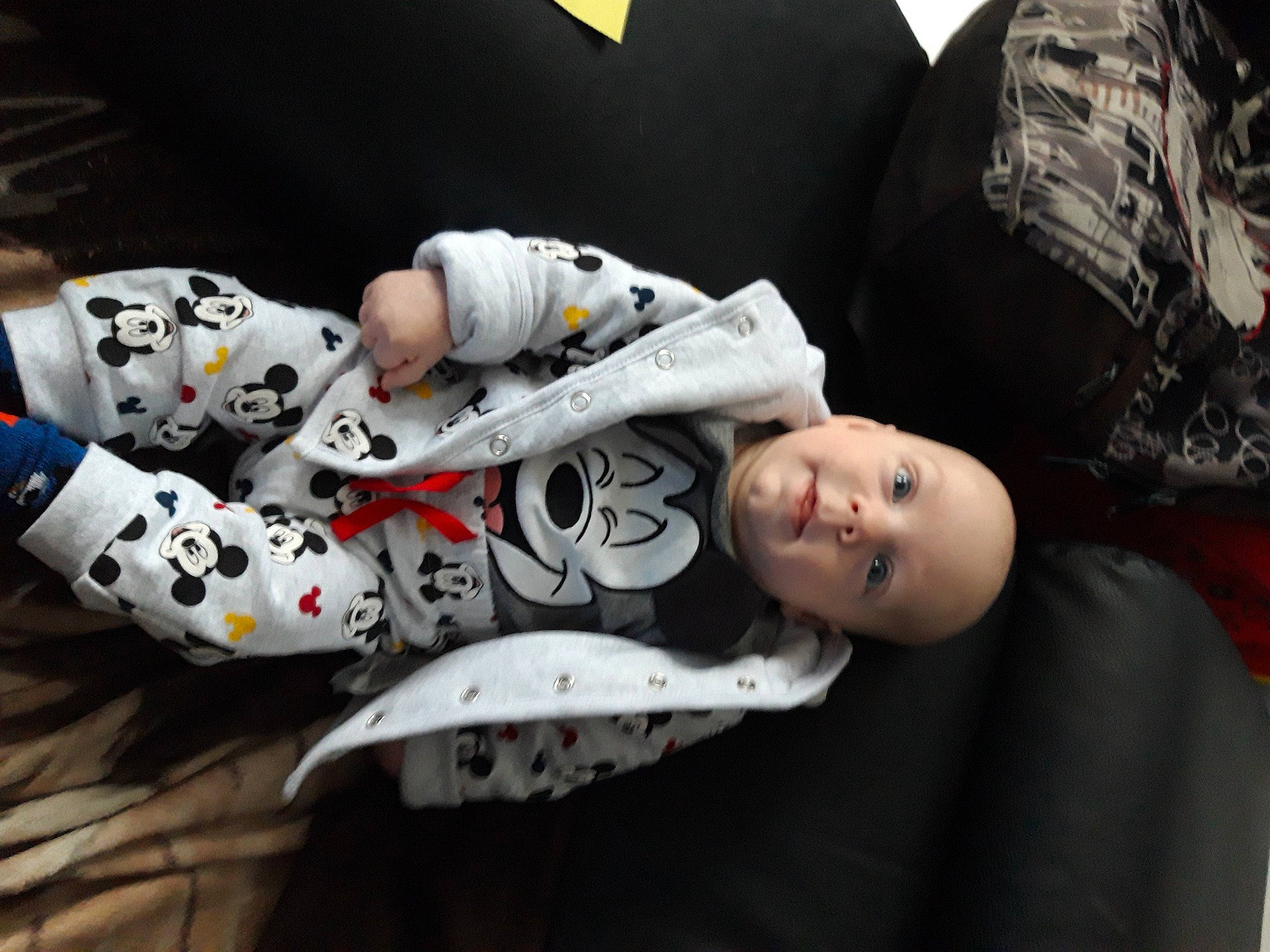 Logan participe au concours pour gagner de l'argent avec cette photo : baby, baby_products, carmine, child, comfort, comfort_food, event, flash_photography, fun, mammal, pattern, person, personal_protective_equipment, recreation, room, sitting, sleeve, smile, t_shirt, toddler