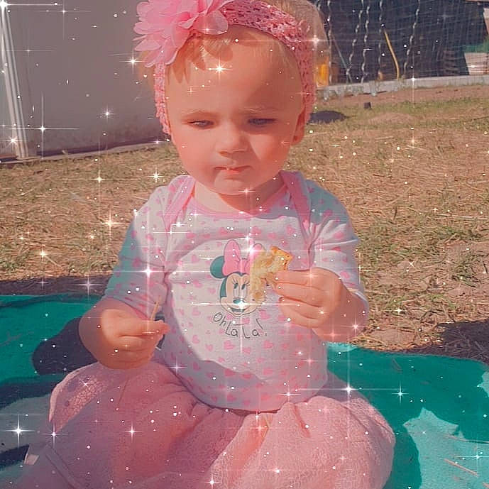 Kayliah participe au concours pour gagner de l'argent avec cette photo : baby, child, eye, face, fun, head, person, pink, play, sitting, smile, toddler, water