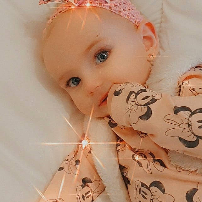 Kayliah participe au concours pour gagner de l'argent avec cette photo : baby, cheek, child, eye, eyebrow, eyelash, face, fashion_accessory, forehead, hair_accessory, head, headgear, headpiece, lip, nose, peach, person, pink, skin, textile