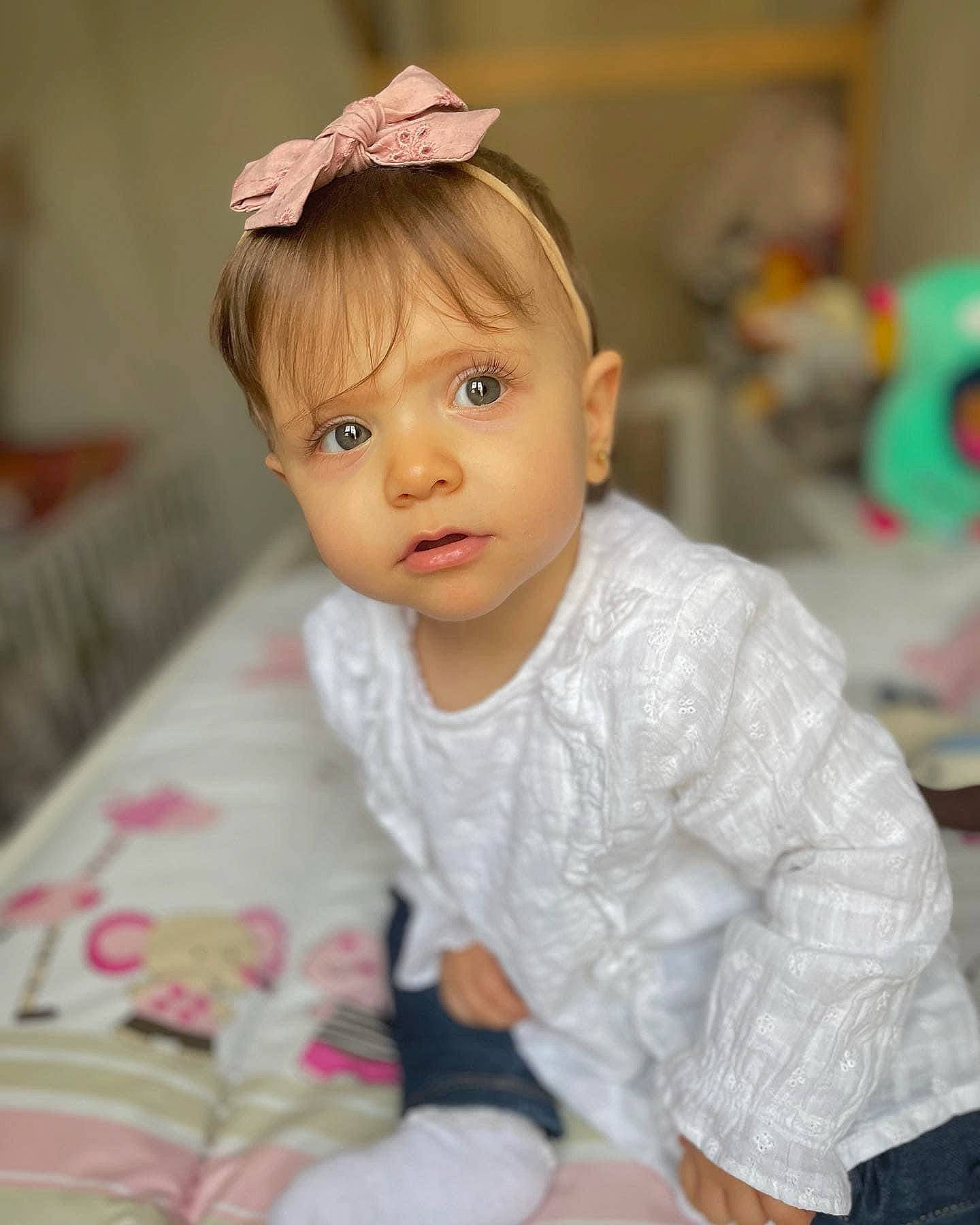 April participe au concours pour gagner de l'argent avec cette photo : baby, baby_toddler_clothing, cheek, child, eye, eyelash, fun, hair, happy, head, headband, headpiece, iris, lip, nose, person, pink, skin, sleeve, smile