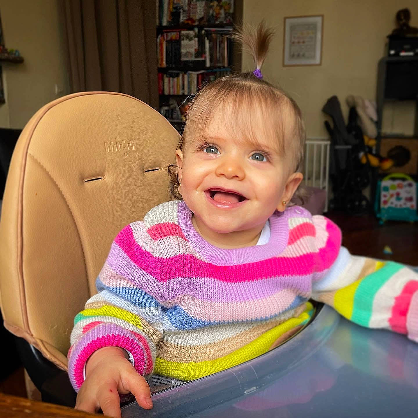 April a rejoint le concours — aidez-le/la à gagner de superbes lots ! baby, baby_products, baby_toddler_clothing, baby_toys, car_seat, cheek, child, comfort, cool, flooring, fun, hairstyle, happy, joy, pattern, person, picture_frame, play, room, sitting