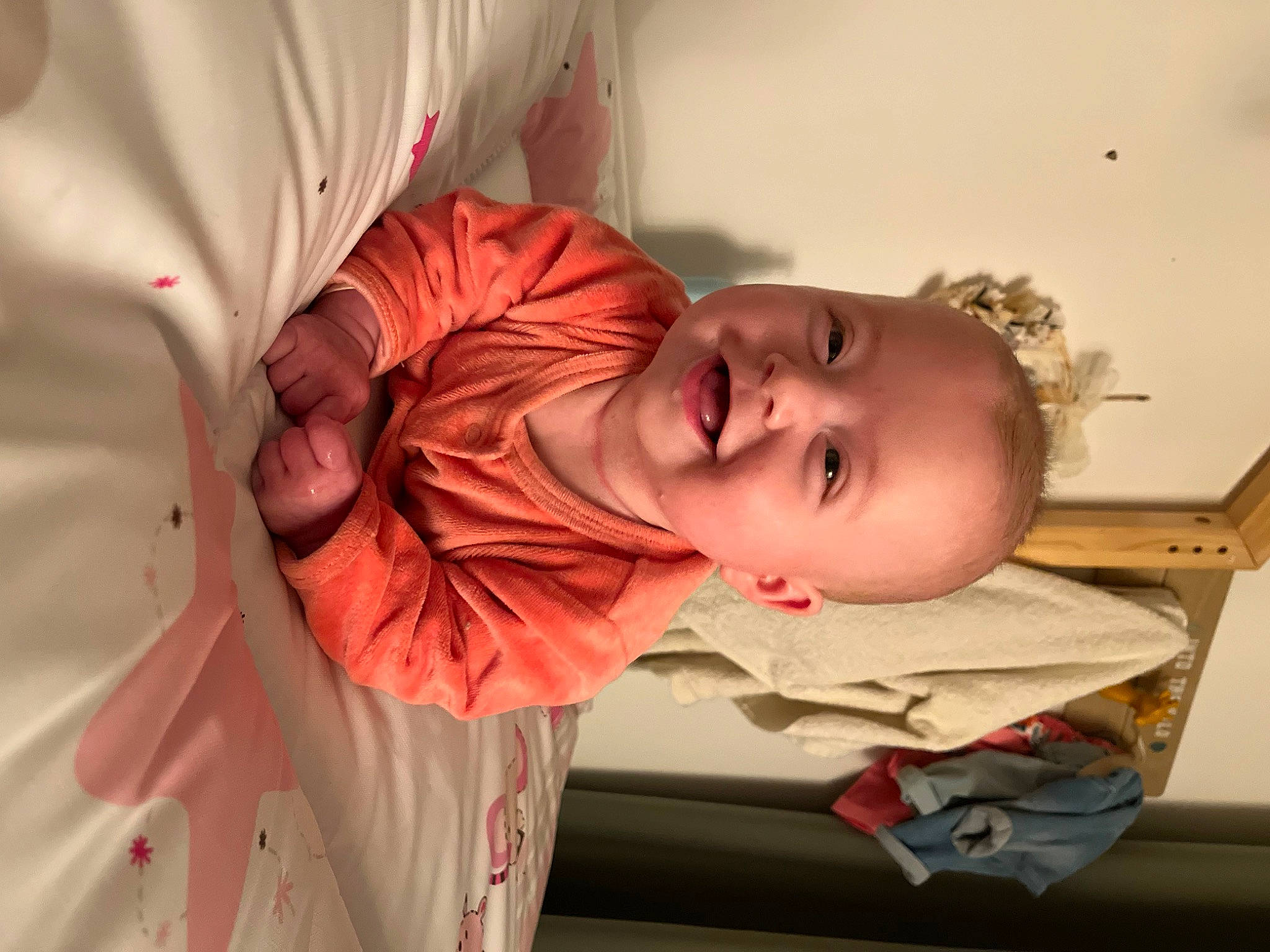 Rose a rejoint le concours — aidez-le/la à gagner de superbes lots ! baby, baby_products, baby_toddler_clothing, cheek, child, comfort, eye, face, fun, happy, human_body, iris, joy, lip, mouth, nose, person, pink, room, skin