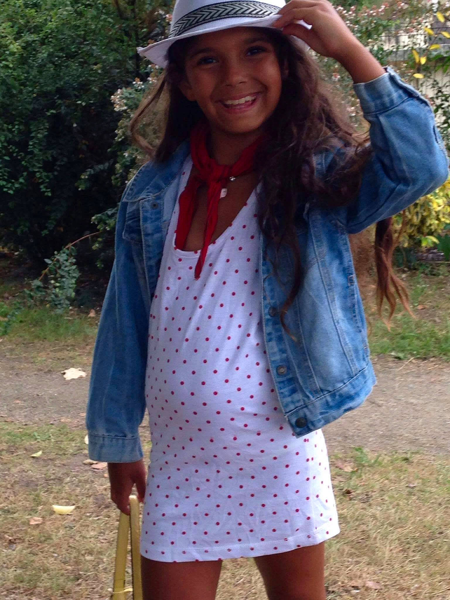 Sara a rejoint le concours — aidez-le/la à gagner de superbes lots ! bandana, clothing, costume, denim, design, fashion_accessory, fun, girl, hat, headgear, headwear, jeans, joy, long_hair, outerwear, pattern, person, plaid, polka_dot, shorts