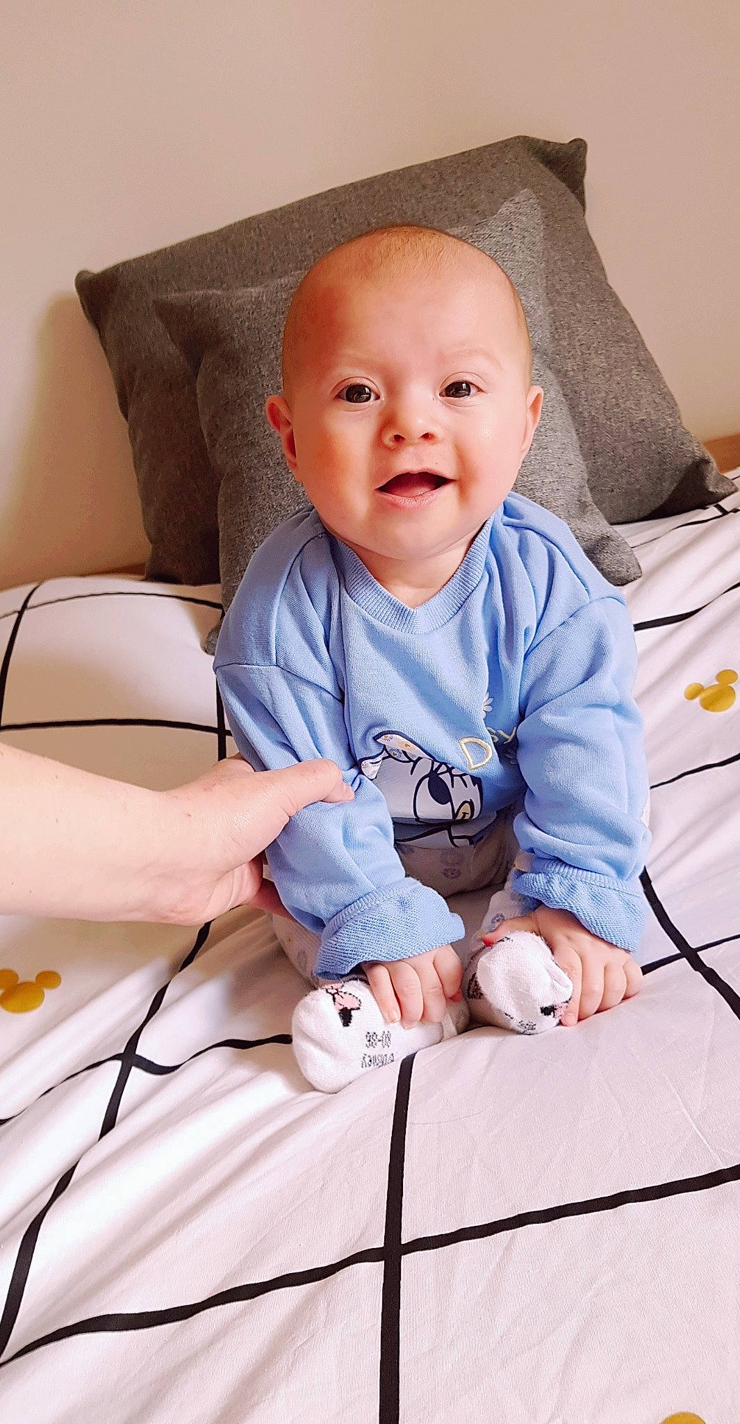 Anaelle a rejoint le concours — aidez-le/la à gagner de superbes lots ! baby, baby_products, baby_safety, baby_toddler_clothing, child, chin, comfort, couch, happy, knee, linens, person, product, room, sitting, skin, sleeve, smile, t_shirt, textile