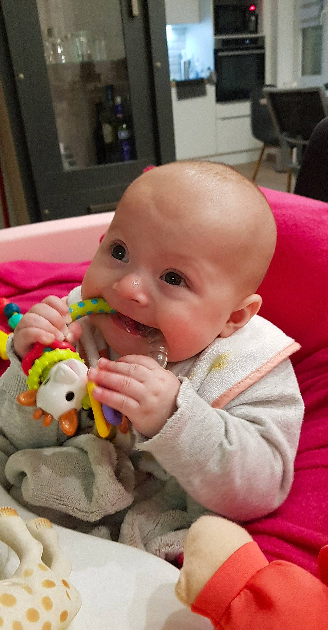 Anaelle participe au concours pour gagner de l'argent avec cette photo : baby, baby_playing_with_toys, baby_toddler_clothing, biting, chair, cheek, child, chin, doll, eye, finger, fun, happy, head, iris, nose, person, product, skin, toddler