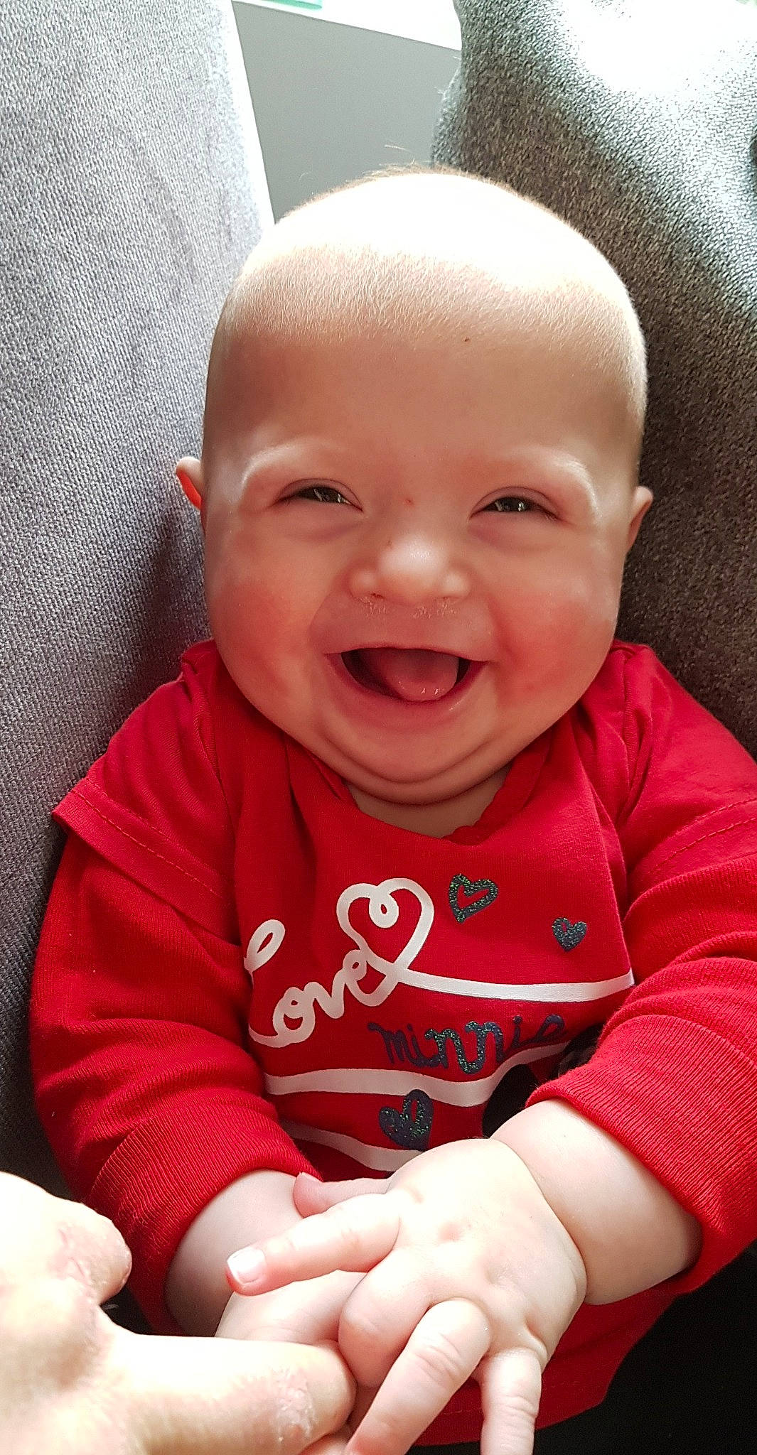 Anaelle participe au concours pour gagner de l'argent avec cette photo : arm, baby, baby_toddler_clothing, cheek, chin, comfort, eye, face, facial_expression, hand, happy, iris, lip, mammal, mouth, nose, person, skin, sleeve, smile