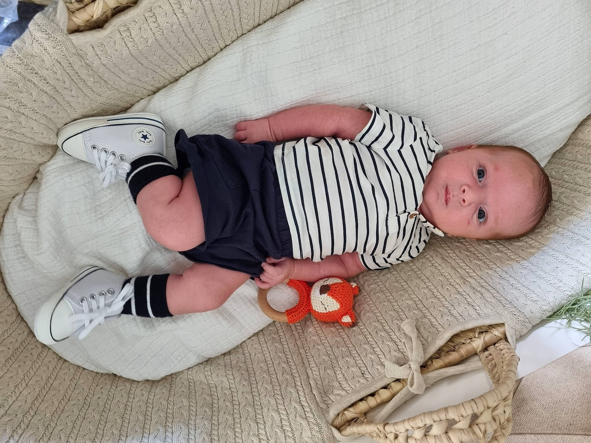 Jules participe au concours pour gagner de l'argent avec cette photo : arm, baby, baby_products, baby_sleeping, baby_toddler_clothing, child, comfort, finger, foot, hand, human_body, lap, leg, linens, pattern, person, sleeve, sock, toddler, white