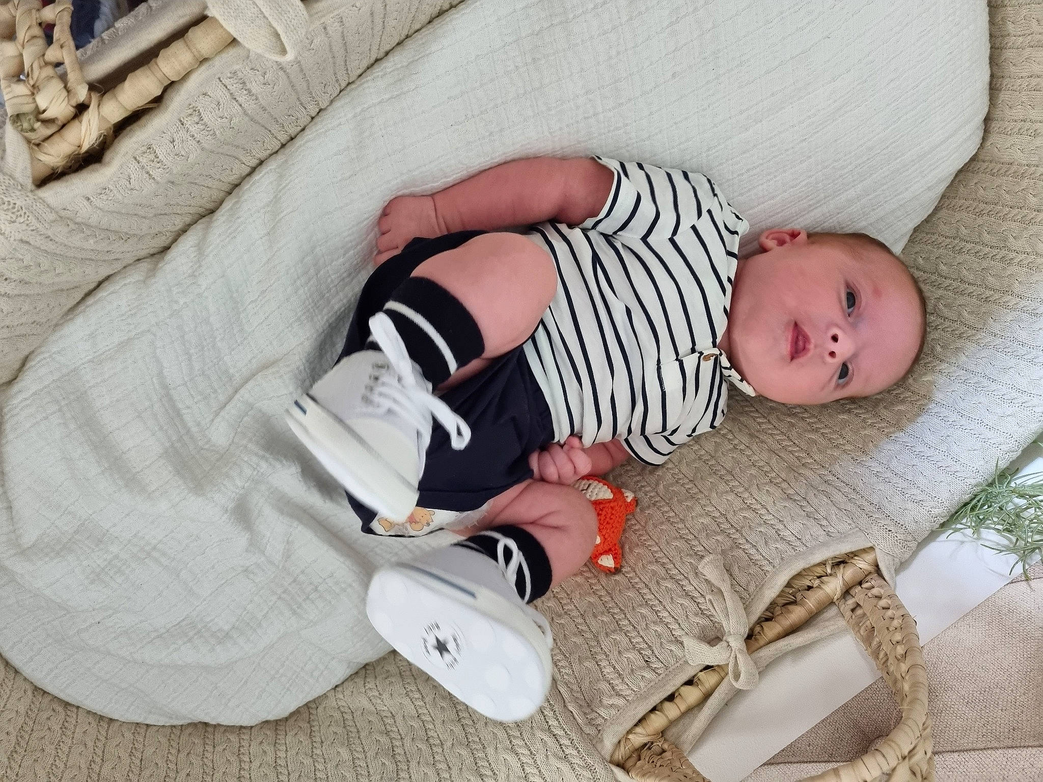 Jules participe au concours pour gagner de l'argent avec cette photo : baby, baby_products, baby_sleeping, baby_toddler_clothing, child, comfort, flooring, foot, hand, leg, linens, mammal, pattern, person, room, sitting, sleeve, sock, textile, toddler