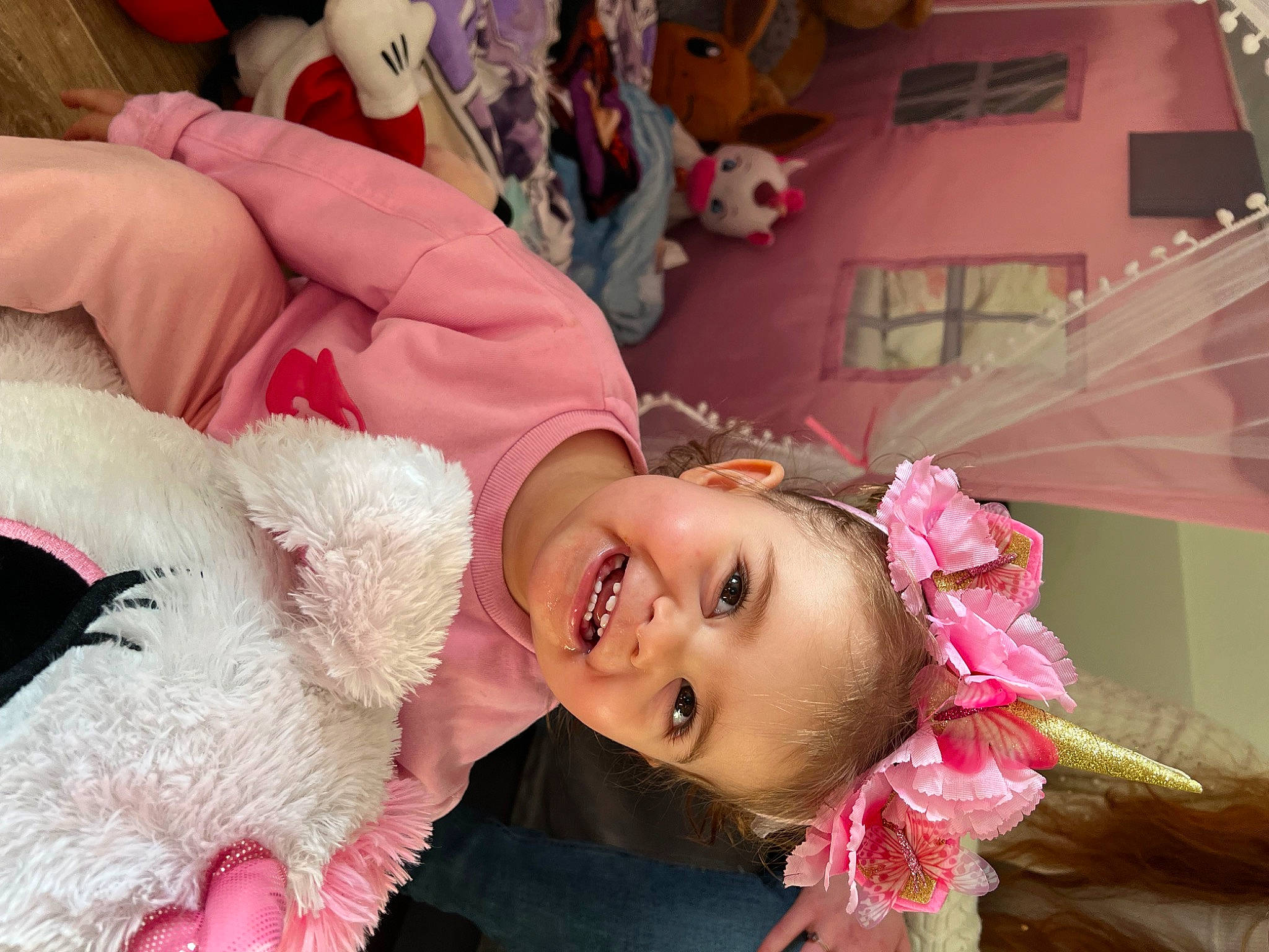 Maylie participe au concours pour gagner de l'argent avec cette photo : child, costume, event, eyelash, fashion_accessory, flower, fun, fur, happy, joy, magenta, person, petal, pink, plush, skin, smile, stuffed_toy, textile, toddler