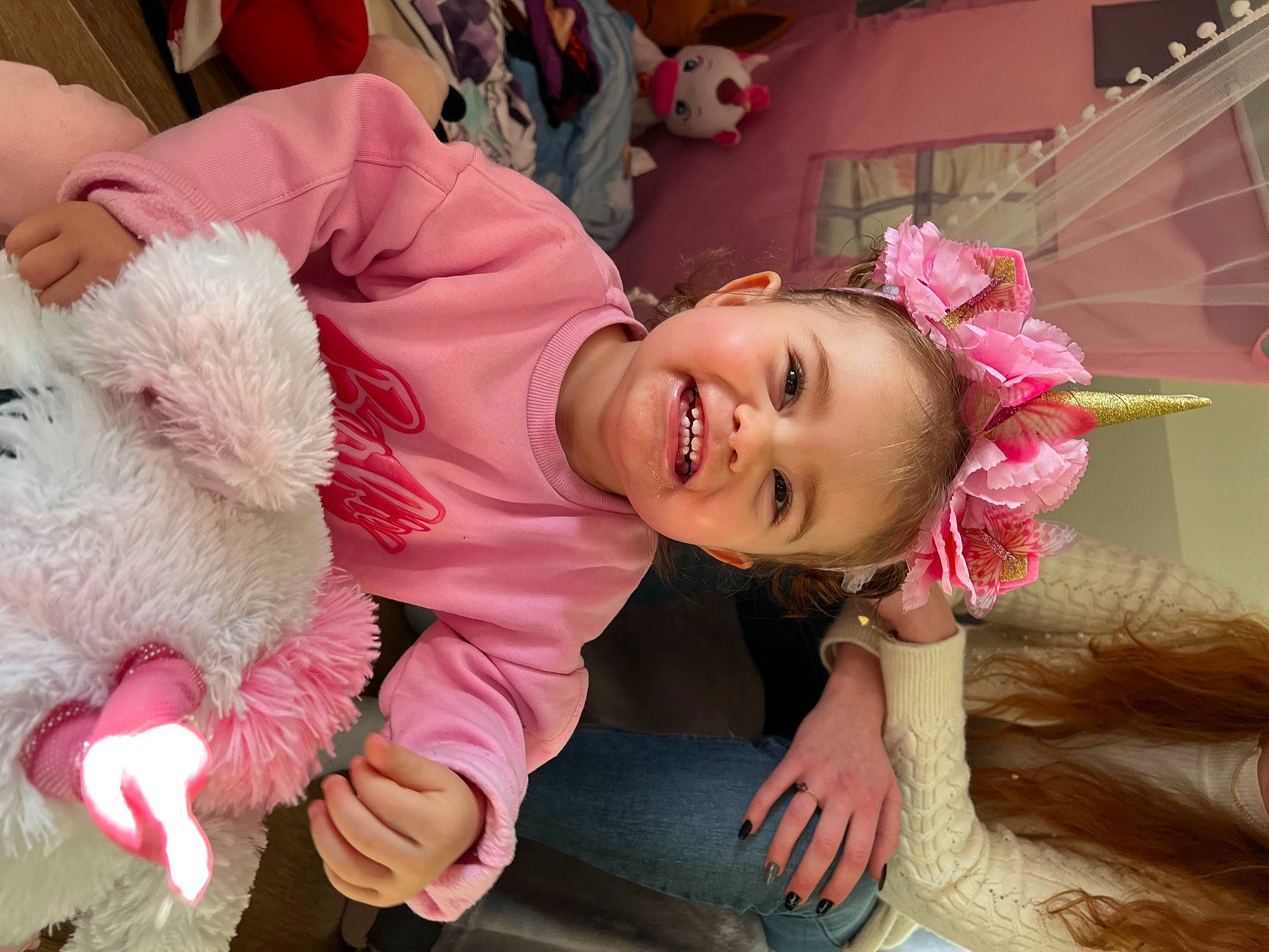 Maylie participe au concours pour gagner de l'argent avec cette photo : child, facial_expression, fun, fur, happy, human, joy, lip, magenta, person, pink, plush, portrait_photography, room, skin, smile, teddy_bear, toddler, toy