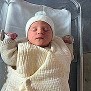 Mylann participe au concours pour gagner de l'argent avec cette photo : newborn, baby, sleeping, swaddled, hospital_bassinet, white_hat, blanket, infant, peaceful, sleep, bed, hospital, soft_light, closeup, child, person, cute, newborn_clothes, baby_clothes, indoors